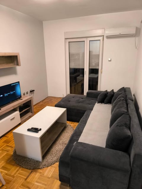 Oaza mira + free parking Apartment in Novi Sad