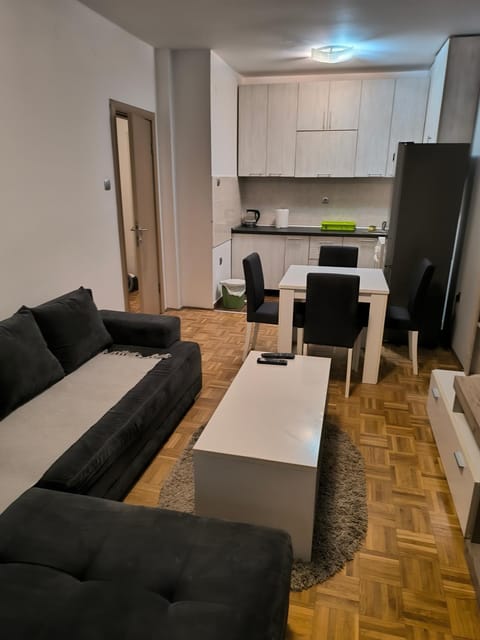 Oaza mira + free parking Apartment in Novi Sad