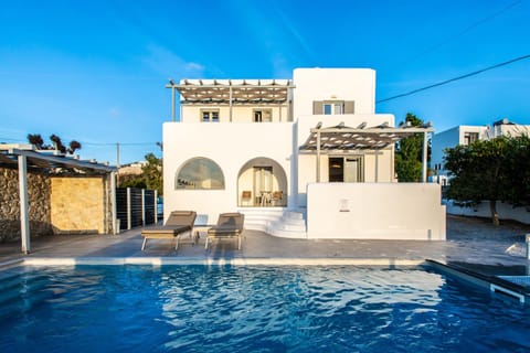 Property building, Patio, Day, Pool view, Swimming pool, sunbed