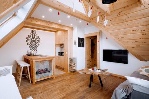 TV and multimedia, Kitchen or kitchenette, Living room, Seating area, Dining area