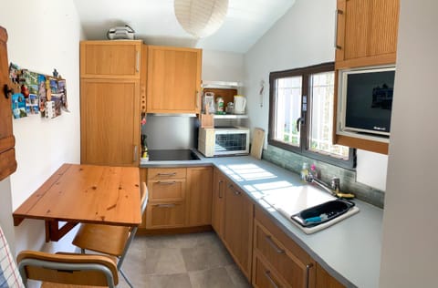 Kitchen or kitchenette, dishwasher