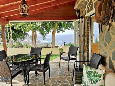 Restaurant/places to eat, Off site, Neighbourhood, Natural landscape, Activities, BBQ facilities, Garden, View (from property/room), Balcony/Terrace, Seating area, Dining area, Beach, Animals, Animals, Pets, Pets, Garden view, Landmark view, Mountain view, Sea view, Area and facilities, Location, Sunrise, Sunset, Parking, furniture, heating, internet, oven, pet friendly, sunbed, towels, washing machine