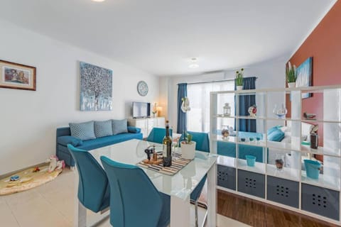 Kitchen or kitchenette, Seating area, Dining area