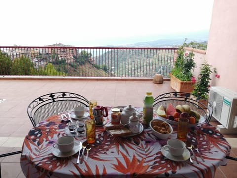 Patio, Day, Natural landscape, View (from property/room), Balcony/Terrace, Food and drinks, Dining area, Mountain view, Sea view