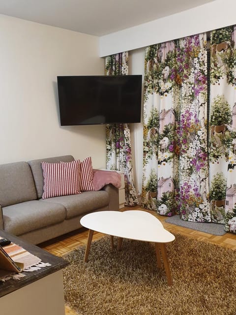 Kaunis valoisa 3 krs pikkukaksio Vantaa Koivukylä Apartment in Uusimaa