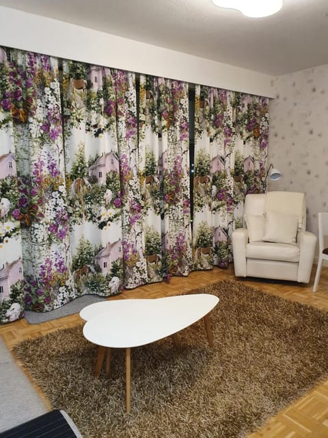 Kaunis valoisa 3 krs pikkukaksio Vantaa Koivukylä Apartment in Uusimaa