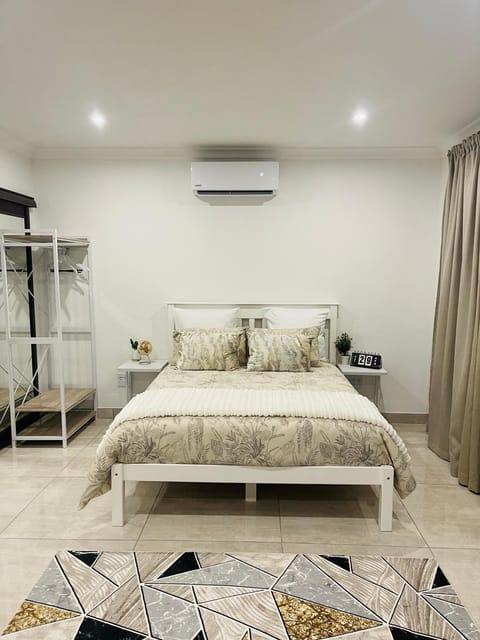 Bed, Bedroom, air conditioner