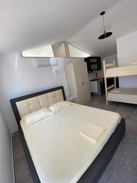 Bed, Photo of the whole room, bunk bed