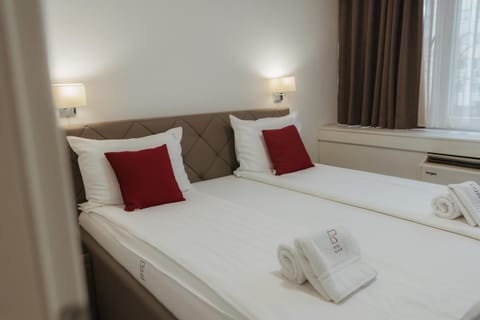 Bed, Bedroom, Guests, towels