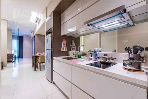Kitchen or kitchenette, Dining area, minibar, kitchen