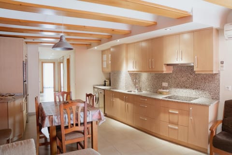 Kitchen or kitchenette, Dining area, stove