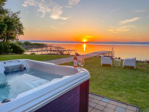 Natural landscape, Garden, Hot Tub, Lake view, Sea view, Sunset