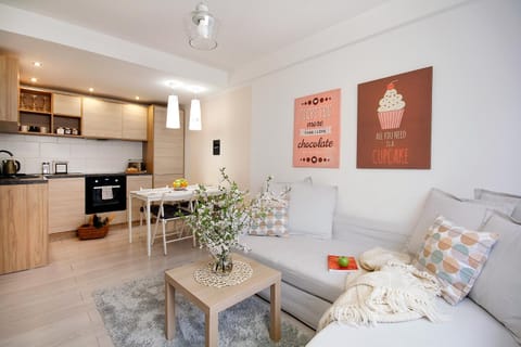 Coffee/tea facilities, Kitchen or kitchenette, Living room, Seating area, Dining area, oven, stove