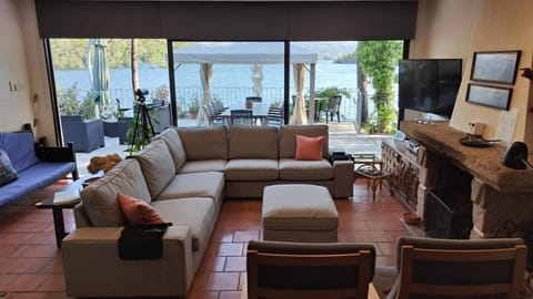 Natural landscape, TV and multimedia, View (from property/room), Living room, Lake view, Mountain view