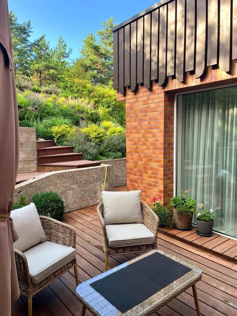 Property building, Patio, Garden, Balcony/Terrace, Seating area
