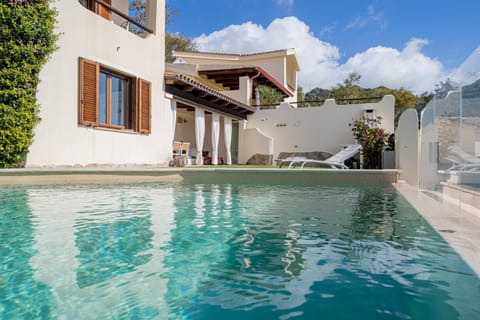 Property building, Pool view