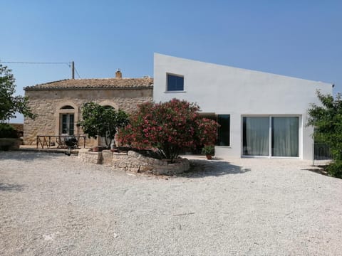 Property building, Facade/entrance, Garden, Lobby or reception
