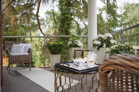 Spring, Day, Garden, View (from property/room), Balcony/Terrace, Seating area, Garden view