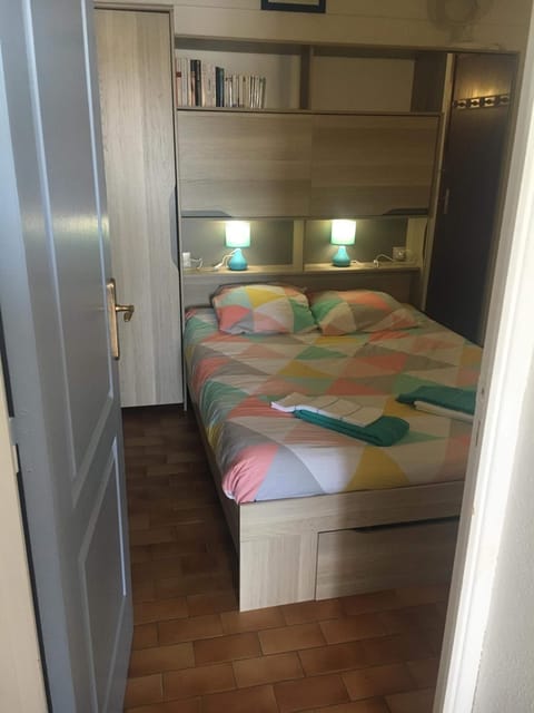 Staff, Bed, Photo of the whole room, Decorative detail, Bedroom, Family