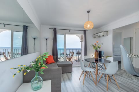Natural landscape, Balcony/Terrace, Living room, Seating area, Dining area, Sea view, air conditioner