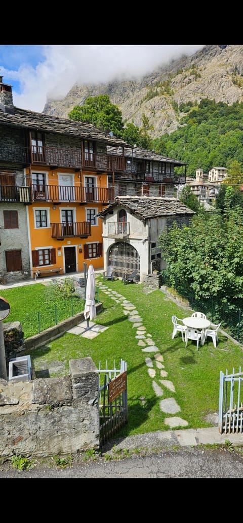 Property building, Spring, Day, Natural landscape, Garden, Garden view, Mountain view