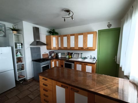 Kitchen or kitchenette, pet friendly, stove, toaster