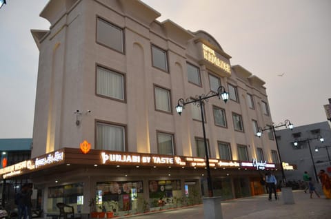 Property building, Facade/entrance, City view, Location
