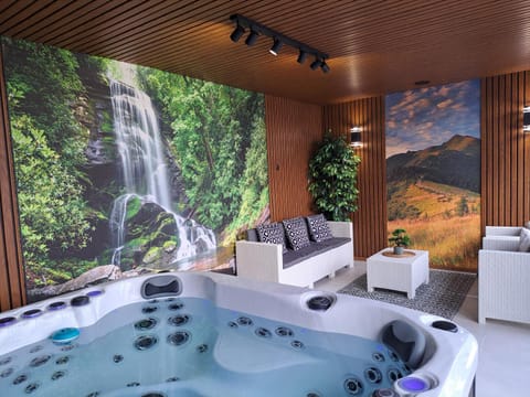 Hot Tub, Seating area, Swimming pool
