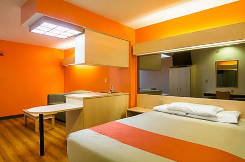 People, TV and multimedia, Seating area, Bedroom, On site