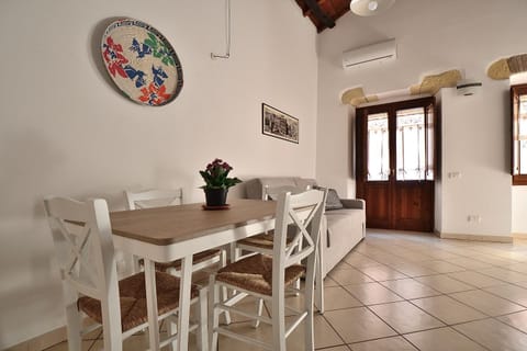 Living room, Dining area, air conditioner