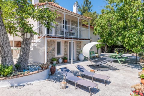 Property building, Patio, Day, Balcony/Terrace, Living room, Seating area, sunbed