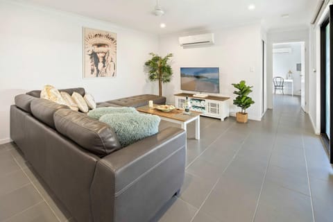 TV and multimedia, Living room, Seating area, air conditioner