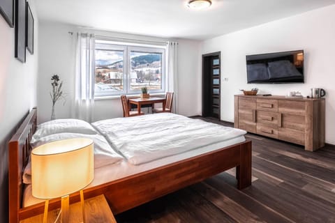 TV and multimedia, Photo of the whole room, Seating area, Bedroom, Mountain view