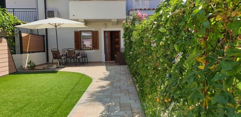 Facade/entrance, Balcony/Terrace