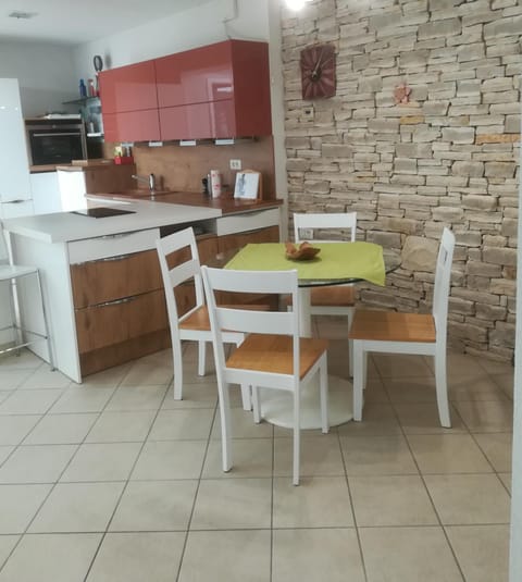 Kitchen or kitchenette, Dining area, pet friendly