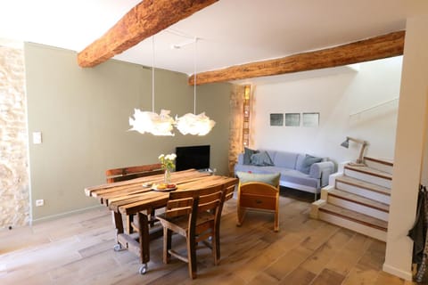 TV and multimedia, Living room, Seating area, Dining area