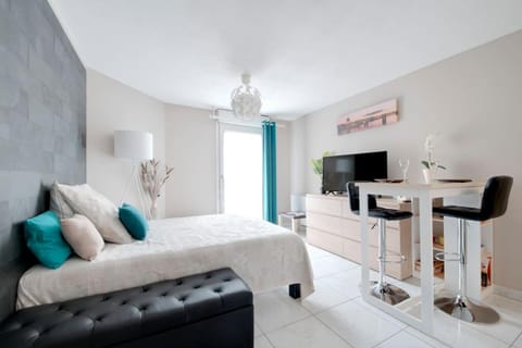 Bed, TV and multimedia, Living room, Photo of the whole room, Seating area, Dining area