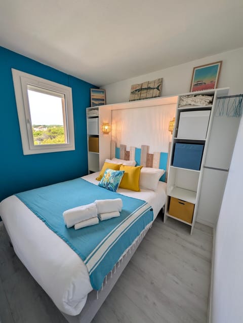 Bed, Photo of the whole room, Decorative detail, Bedroom, City view, storage, towels, wardrobe