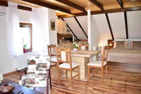 Bed, Kitchen or kitchenette, Dining area