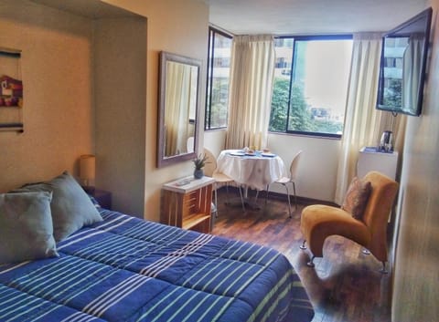 Bed, TV and multimedia, Photo of the whole room, Dining area, Bedroom
