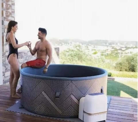 LES BASTIDES DE CHANTERAINE Bungalows, Lodges & Spa Campground/ 
RV Resort in Bauduen