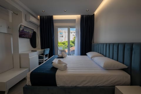 Communal lounge/ TV room, Bed, TV and multimedia, Photo of the whole room, Bedroom, towels, air conditioner