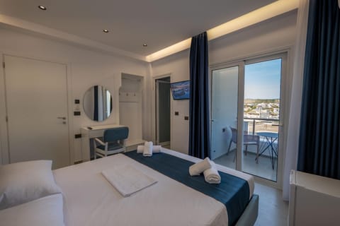 Bed, TV and multimedia, Photo of the whole room, Bedroom, towels, air conditioner