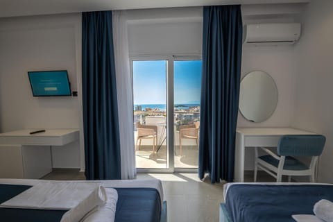 Bed, Natural landscape, View (from property/room), Balcony/Terrace, Living room, Photo of the whole room, Seating area, Dining area, air conditioner