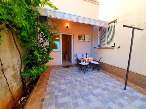 Patio, Facade/entrance