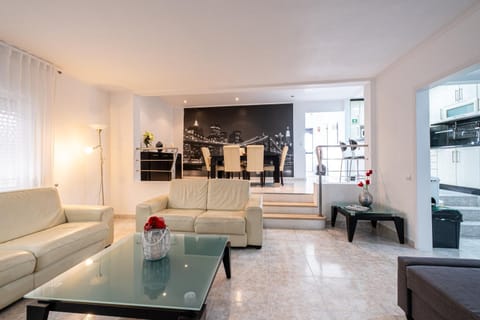 TV and multimedia, Living room, Seating area, Dining area