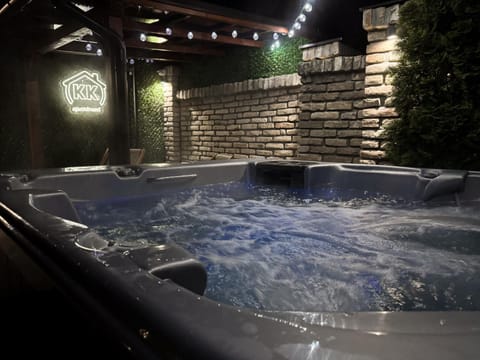 Hot Tub, Swimming pool