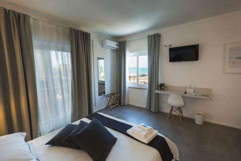 Bed, TV and multimedia, Photo of the whole room, Bedroom, hair dresser, towels