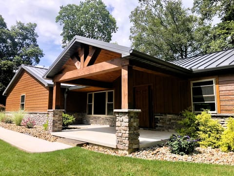 Sojourner's Lodge & Log Cabin Suites Cabin in Ohio