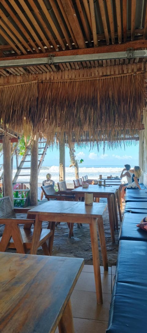 Friend House SURFCAMP Bed and Breakfast in Bali